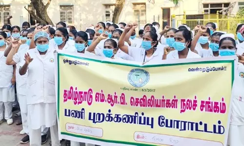 ராமநாதபுரம் அரசு ஆஸ்பத்திரியில் செவிலியர்கள் பணி புறக்கணிப்பு போராட்டம்