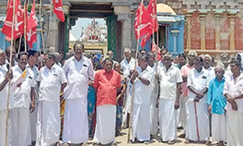 வேதாரண்யத்தில், கோவில் நிலங்களில் குடியிருப்போர் சங்கத்தினர் ஆர்ப்பாட்டம்