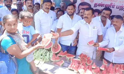 அ.தி.மு.க. இளைஞர், இளம்பெண்கள் பாசறை சார்பில் தண்ணீர் பந்தல்