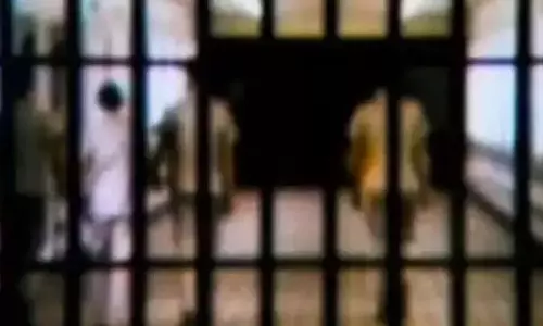 சீர்திருத்த பள்ளியில் இரும்பு கதவை உடைத்து 6 சிறுவர்கள் தப்பி ஓட்டம்- கோயம்பேட்டில் 3 பேர் பிடிபட்டனர்