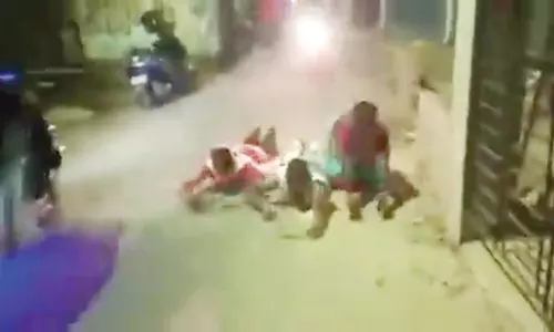 பா.ஜனதாவில் இணைந்ததால் பழங்குடி இன பெண்களை ரோட்டில் தவழ வைத்து நூதன தண்டனை