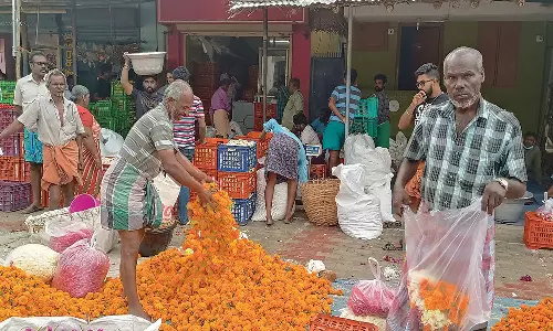 நாளை தமிழ் புத்தாண்டு என்பதால் பூக்கள் விலை உயர்வு