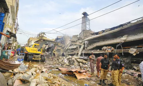 பாகிஸ்தானில் ஜவுளி தொழிற்சாலையில் தீ விபத்து: 4 தீயணைப்பு வீரர்கள் பலி