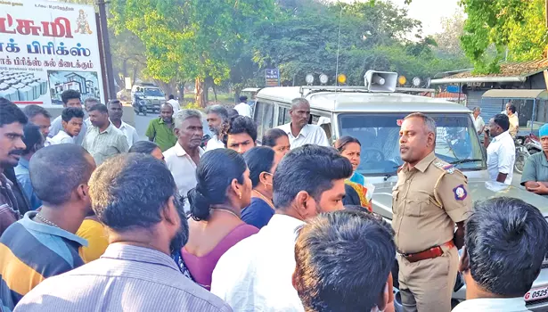 நகராட்சி குப்பை கிடங்கில் தீ பொதுமக்கள் போராட்டம் நகராட்சி குப்பை கிடங்கில் தீ பொதுமக்கள் போராட்டம்