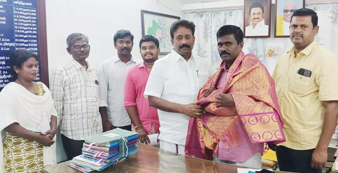 அதிகாரிகளுக்கு தங்கபாண்டியன் எம்.எல்.ஏ. பாராட்டு