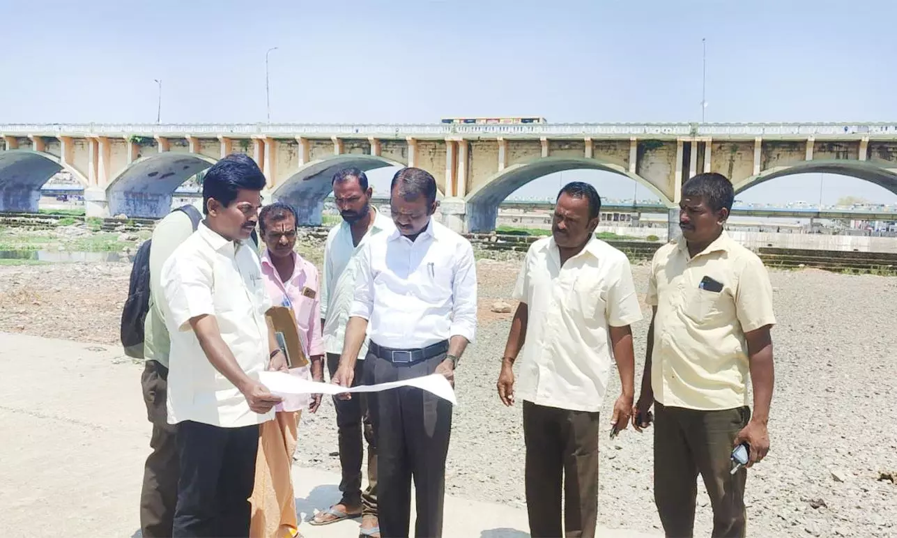 கள்ளழகா் ஆற்றில் இறங்கும் இடத்தை ஆய்வு செய்த அதிகாரிகள் கள்ளழகா் ஆற்றில் இறங்கும் இடத்தை ஆய்வு செய்த அதிகாரிகள்