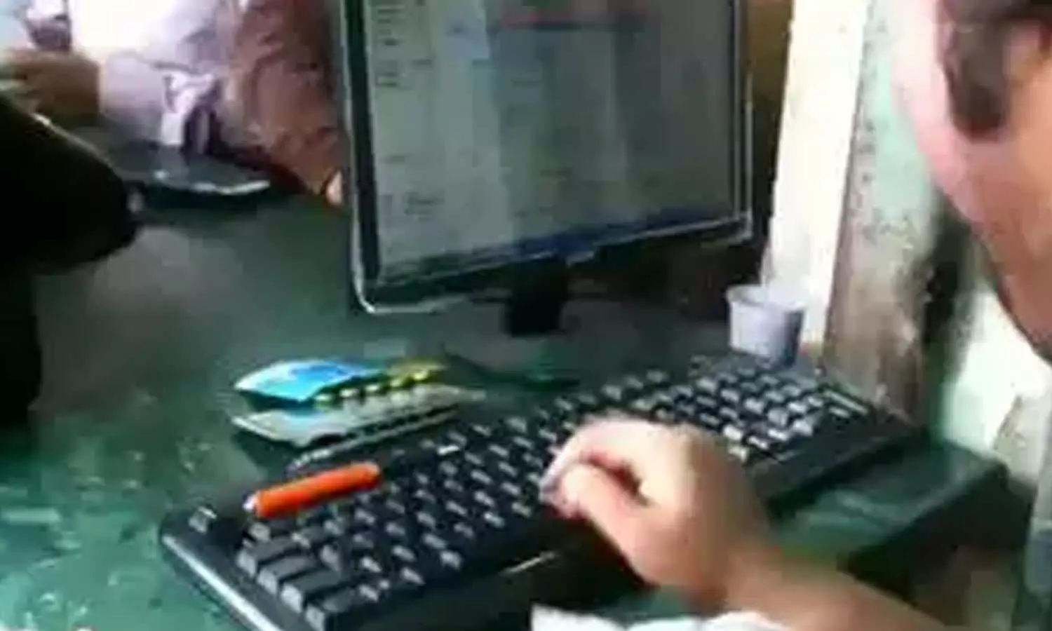 இணையதளத்தை ஈர்த்துள்ள மருந்தக ஊழியர்களின் அபாரமான தட்டச்சு வேகம் இணையதளத்தை ஈர்த்துள்ள மருந்தக ஊழியர்களின் அபாரமான தட்டச்சு வேகம்