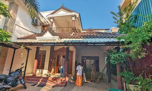 அரசு டாக்டரை கத்தியால் குத்தி 100 பவுன் நகை, ரூ.20 லட்சத்தை அள்ளிச் சென்ற முகமூடி கொள்ளையர்கள்