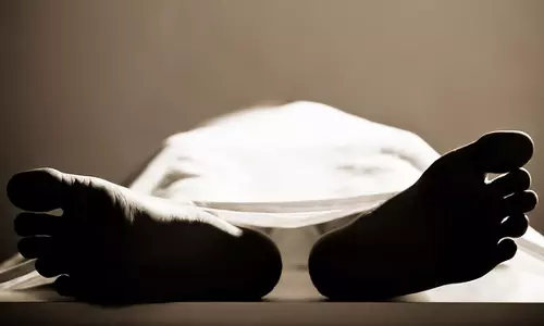 சாராயக்கடையில் தொழிலாளி திடீர் சாவு