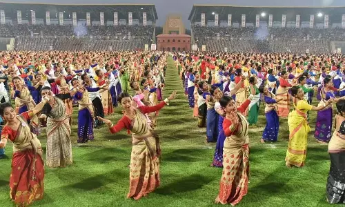 அசாமில் ஒரே இடத்தில் 11 ஆயிரம் நாட்டுப்புற கலைஞர்கள் பங்கேற்ற பிஹூ நடனம்