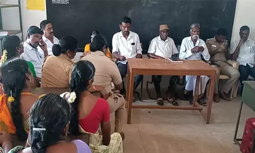 மாணவிகளை ஆபாசமாக படம் எடுத்த ஆசிரியர் சஸ்பெண்டு