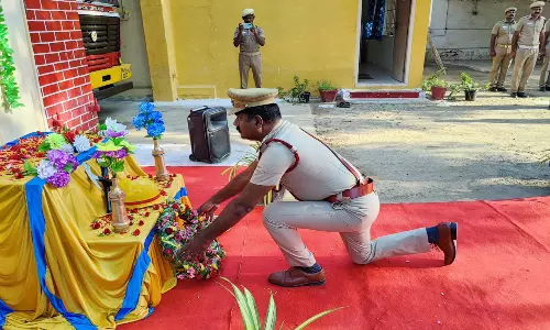 பணியின் போது இறந்த வீரர்களுக்கு மரியாதை