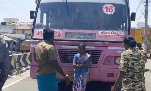 காங்கேயத்தில் குடி போதையில் கார், பஸ்சை நிறுத்தி அட்டகாசம் செய்த பெண்ணால் பரபரப்பு