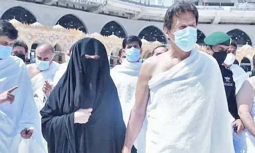 பாகிஸ்தான் முன்னாள் பிரதமர் இம்ரான்கான் மறுமணத்தில் மதவிதிமீறல் நடந்ததாக புகார்