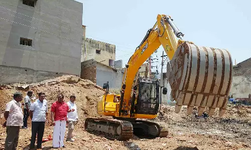 குடியாத்தம் கவுண்டன்யா மகாநதி ஆற்றில் வெள்ள தடுப்பு சுவர் கட்டும் பணி தீவிரம்