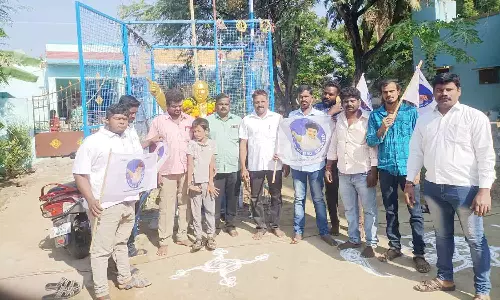 அம்பேத்கர் சிலைக்கு விஜய் மக்கள் இயக்கத்தினர் மாலை அணிவிப்பு