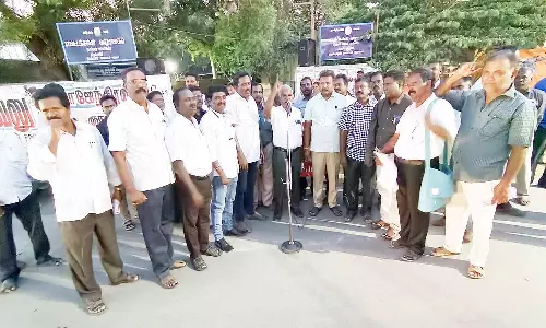 ஆரம்ப பள்ளி ஆசிரியர்கள் ஆர்ப்பாட்டம்