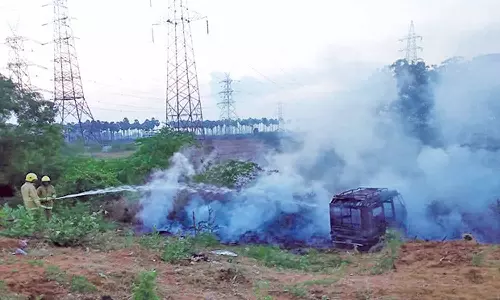 தூத்துக்குடியில் விபத்தில் சிக்கிய ஆட்டோ தீப்பிடித்து எரிந்தது- போலீசார் விசாரணை