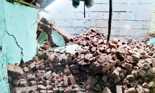 மழையின் காரணமாக இடிந்து விழுந்தது: 5 பெண் குழந்தைகளுடன் வீடு இல்லாமல் தவிக்கும் குடும்பம்