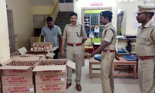 சிதம்பரம் அருகே புதுவை மாநில மது பாட்டில்களை பதுக்கிய வி.சி.க. நிர்வாகி தலைமறைவு