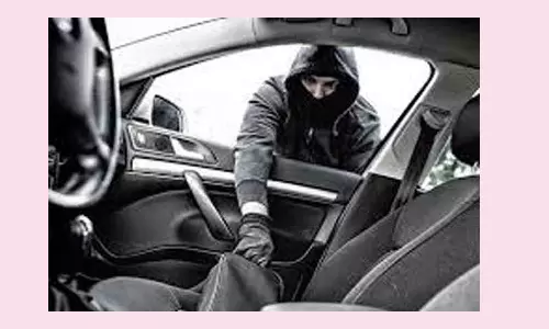 கார்களில் இருந்து பணம்-பொருட்கள் திருட்டு