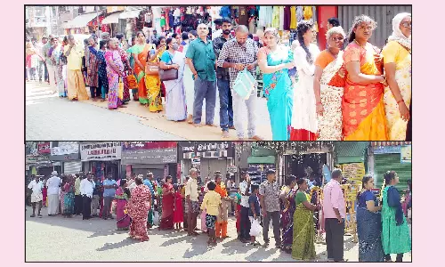 மீனாட்சி அம்மன் கோவிலில் தரிசனம் செய்த பக்தர்கள்