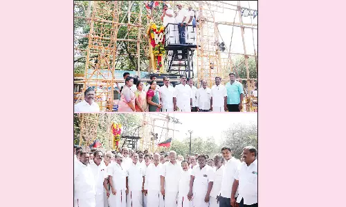 அம்பேத்கர் சிலைக்கு மரியாதை