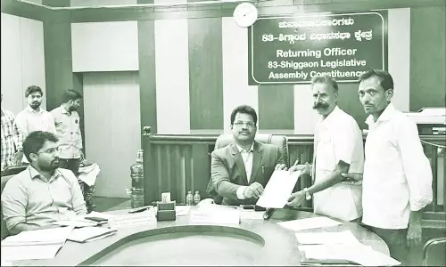 முதல்-மந்திரி பசவராஜ் மொம்மை தொகுதியில் தேர்தல் மன்னன் பத்மராஜன் வேட்பு மனு தாக்கல்