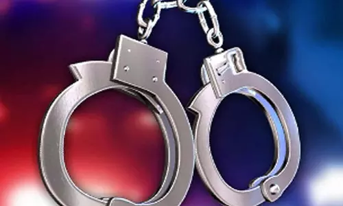 மளிகை கடைக்காரர் உள்பட 4 பேரை கடித்த 2 தொழிலாளிகள்- குடிபோதையில் வெறிச்செயல்