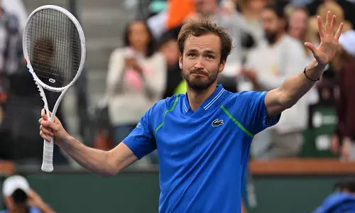 மான்டே கார்லோ டென்னிஸ் - காலிறுதியில் மெத்வதேவ், சிட்சிபாஸ் அதிர்ச்சி தோல்வி