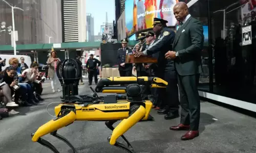 குற்றங்களை தடுக்க நவீன வழிமுறை- ரோபோ நாயை பணியில் ஈடுபடுத்திய நியூயார்க் காவல்துறை