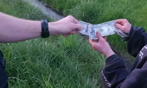 ஓடும் காரில் இருந்து பணத்தை அள்ளி வீசிய அமெரிக்க நபர்