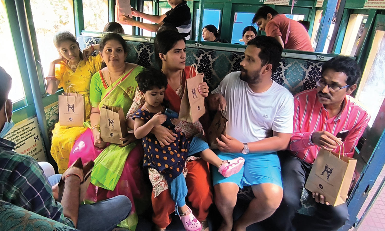 மேட்டுப்பாளையம்-ஊட்டி சிறப்பு மலை ரெயிலில் உற்சாகமாக பயணித்த சுற்றுலா பயணிகள்