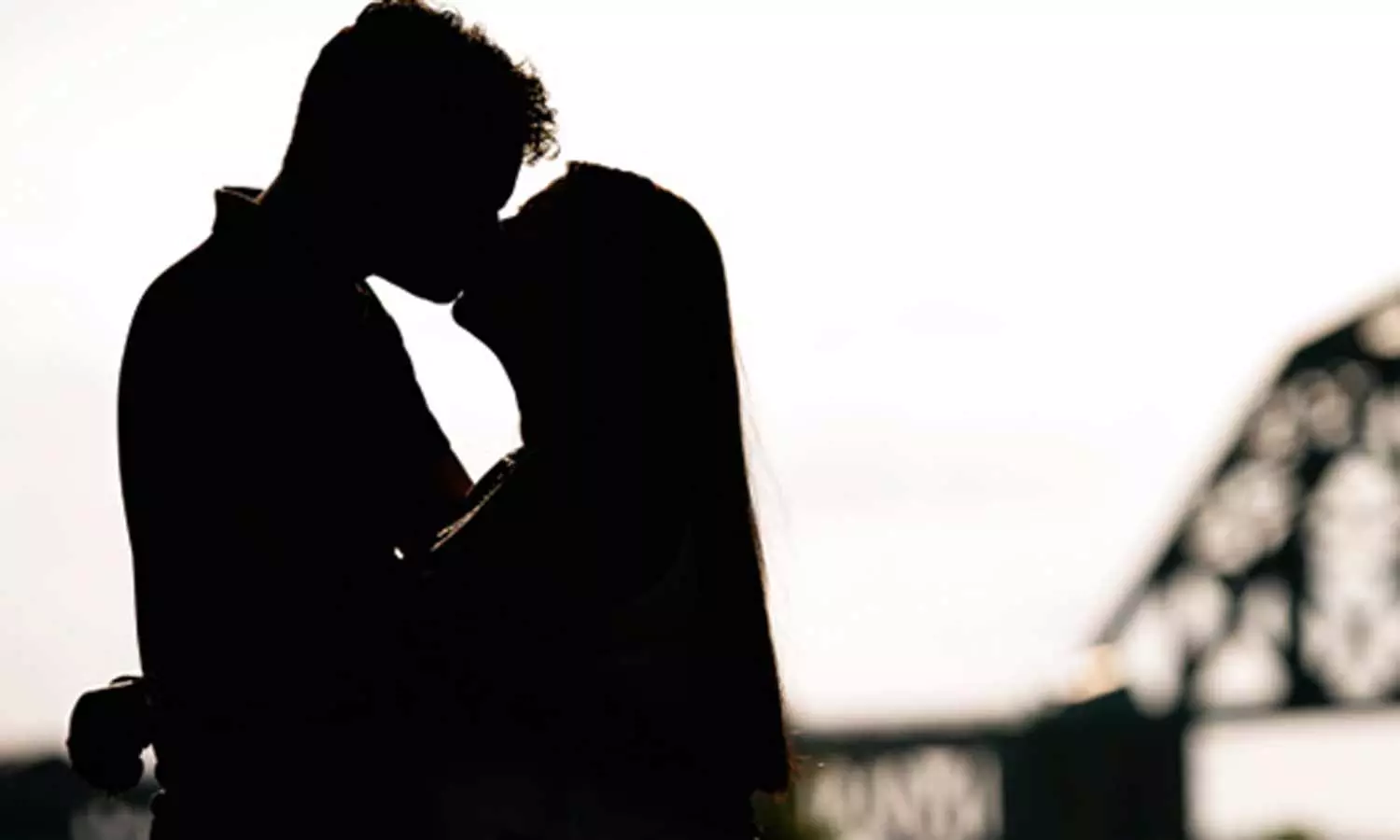 தாடி வைத்த வாலிபர்களை முத்தமிடும் முன்பு பெண்கள் இருமுறை யோசிக்க வேண்டும்- டாக்டர் எச்சரிக்கை