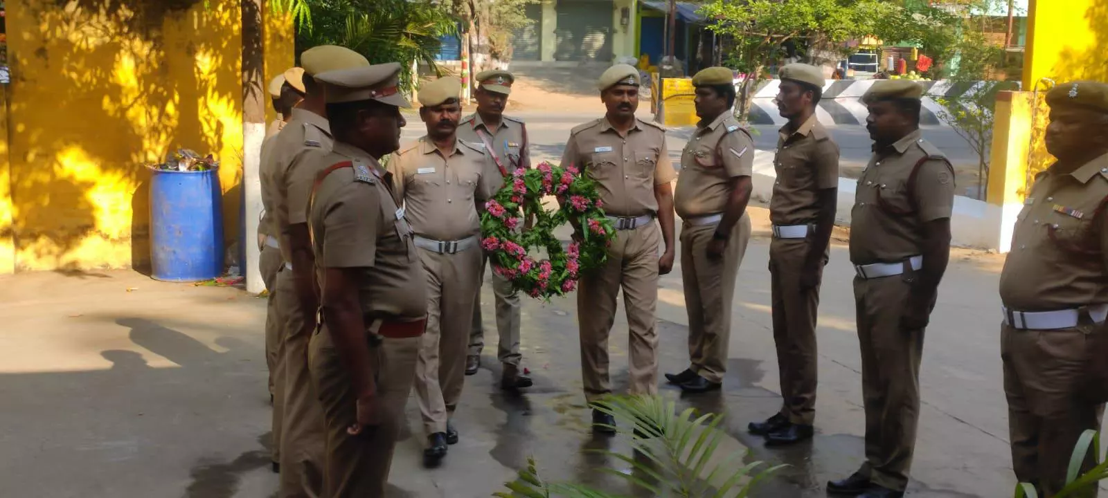 உயிரிழந்த தீயணைப்பு வீரர்களுக்கு அஞ்சலி உயிரிழந்த தீயணைப்பு வீரர்களுக்கு அஞ்சலி