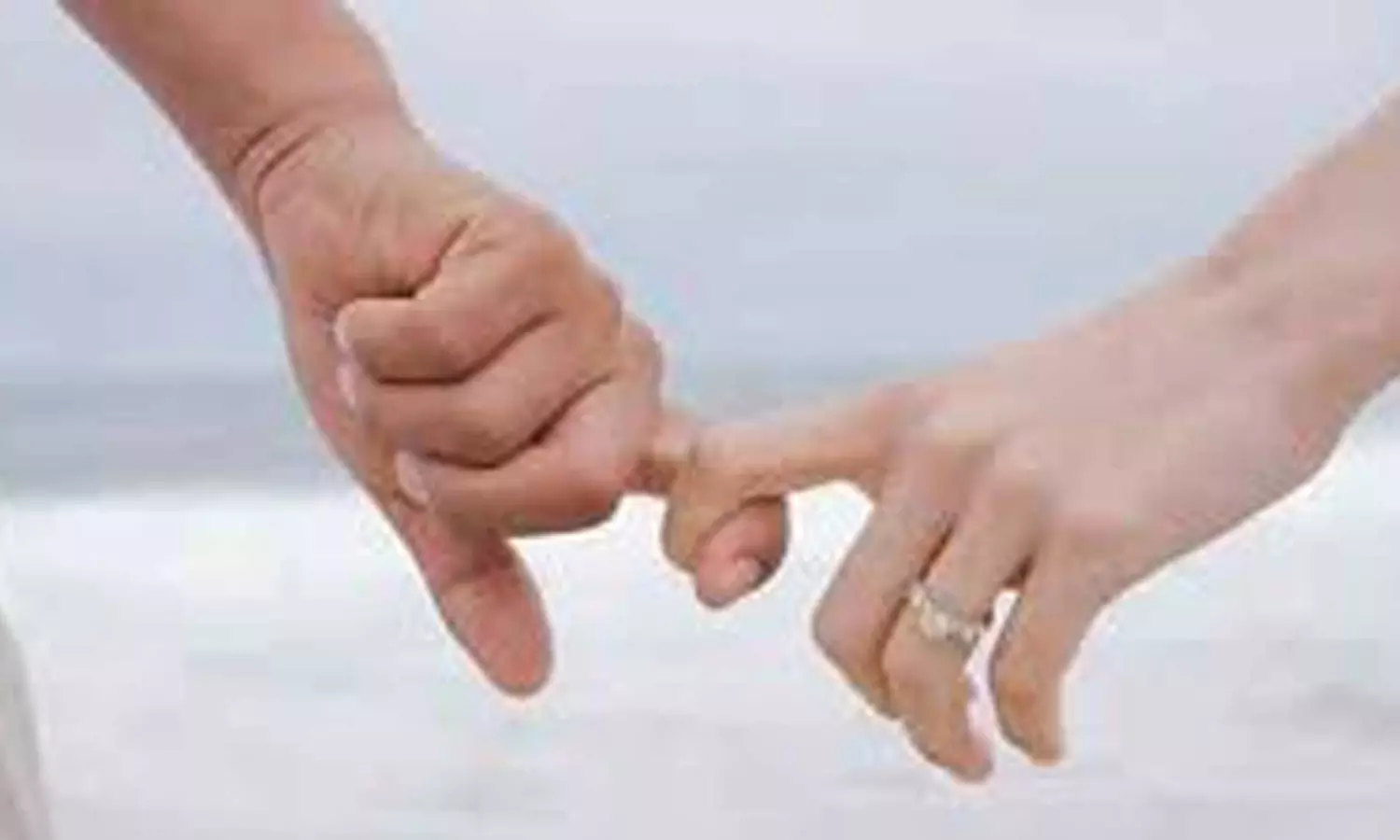 கோவையில் கணவரை தவிக்க விட்டு கள்ளக்காதலனுடன் ஓட்டம் பிடித்த இளம்பெண்