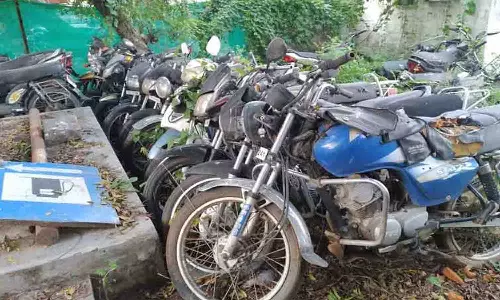 காங்கயம்,வெள்ளகோவில் போலீஸ் நிலையங்களில் நிறுத்தி வைக்கப்பட்டுள் 79 இருசக்கர வாகனங்கள் ஏலம் 17-ந் தேதி நடக்கிறது