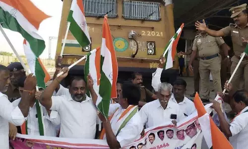 காட்பாடி, ஆரணியில் காங்கிரசார் ரெயில் மறியல்