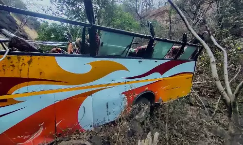 பள்ளத்தாக்கில் பஸ் கவிழ்ந்து விபத்து- 12 பேர் உயிரிழப்பு