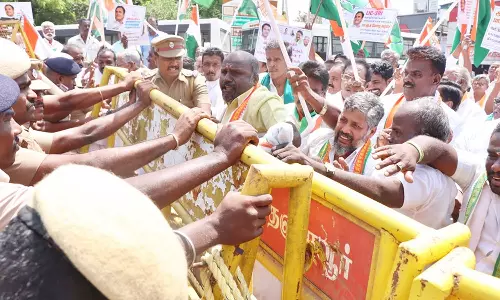 மத்திய அரசை கண்டித்து தஞ்சையில் காங்கிரசார் ரெயிலை மறிக்க முயற்சி- 100 பேர் கைது