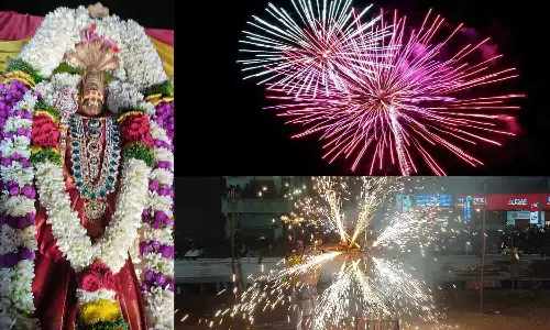 உடுமலை மாரியம்மன் கோவிலில் கண்கவர் வான வேடிக்கையை பார்த்து மகிழ்ந்த பொதுமக்கள்