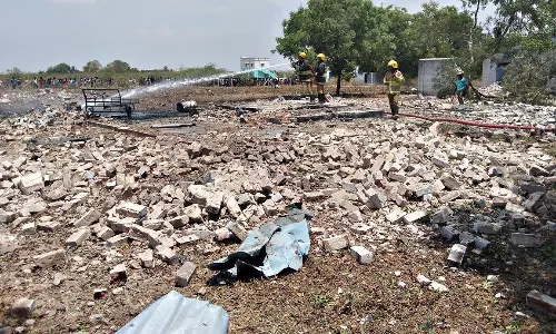 சிவகாசி அருகே பட்டாசு ஆலையில் வெடிவிபத்து-  2 பேர் உயிரிழப்பு