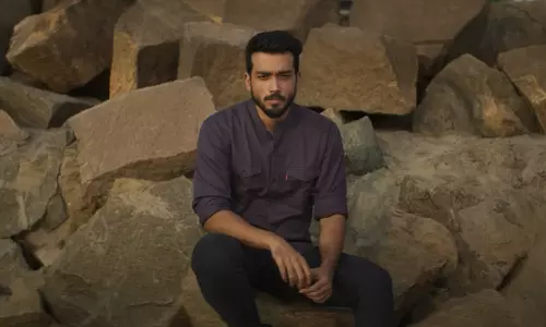 எதிர்பார்ப்பை எகிற வைக்கும் அவள் பெயர் ரஜ்னி டீசர்