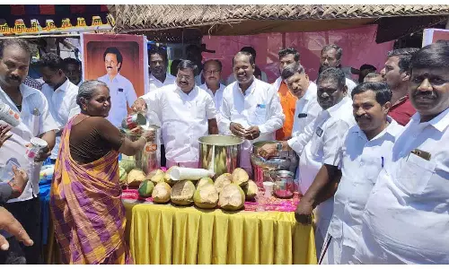 தி.மு.க. சார்பில் இலவச மோர் பந்தல்- மாநில அமைப்பாளர் சிவா தொடங்கி வைத்தார்