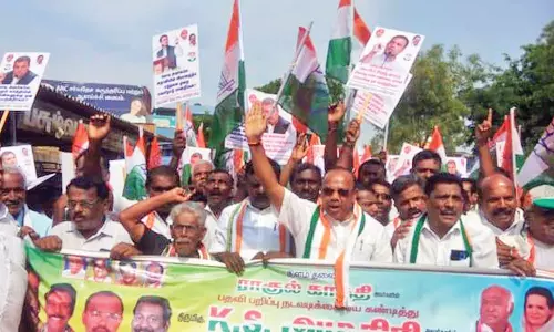 நாங்குநேரியில் அபாய சங்கிலியை பிடித்து இழுத்து ரெயிலை நிறுத்திய காங்கிரஸ் நிர்வாகி உள்பட 183 பேர் கைது