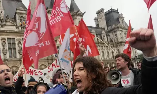 பிரான்சில் அரசு ஊழியர்களின் ஓய்வு வயது 64-ஆக உயர்வு: சட்டம் அமலுக்கு வந்தது