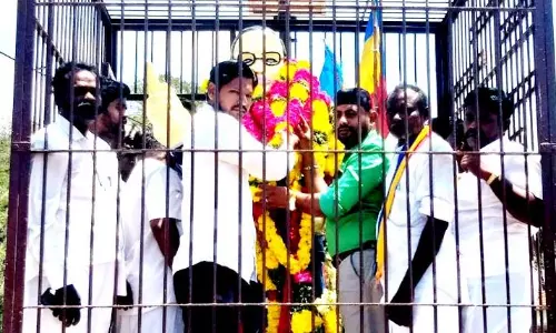 அம்பேத்கர் சிலைக்கு மரியாதை
