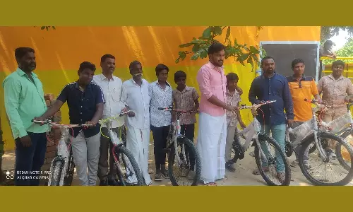 அம்பேத்கர் பிறந்த நாளை முன்னிட்டு பள்ளி மாணவர்களுக்கு இலவச மிதி வண்டி வழங்கப்பட்டது