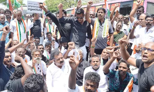 காங்கிரஸ் கட்சியினர் போராட்டம்