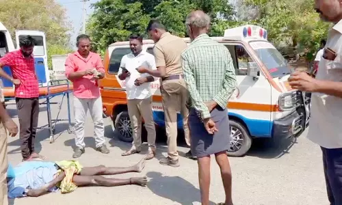 லாரிக்கு அடியில் படுத்து தூங்கிய  கிளீனர் தலை நசுங்கி சாவு